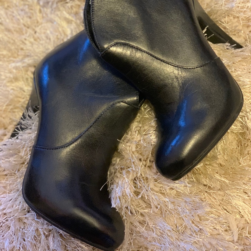 Size 4 women’s black heel booties